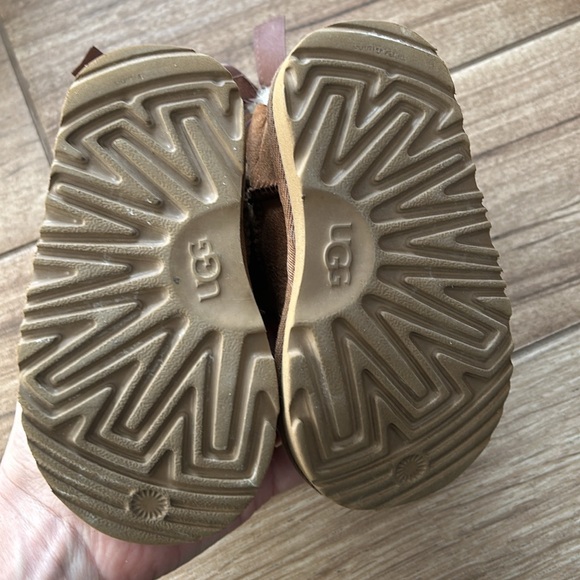 Ugg Bailey Bow toddler boots size 7. - Picture 6 of 6